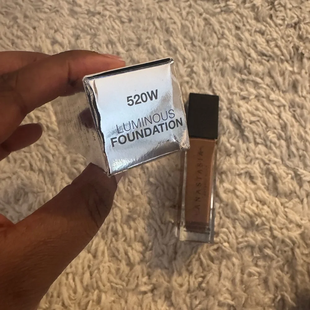Anastasia Beverly Hills deep  Luminous foundation in shade 520W